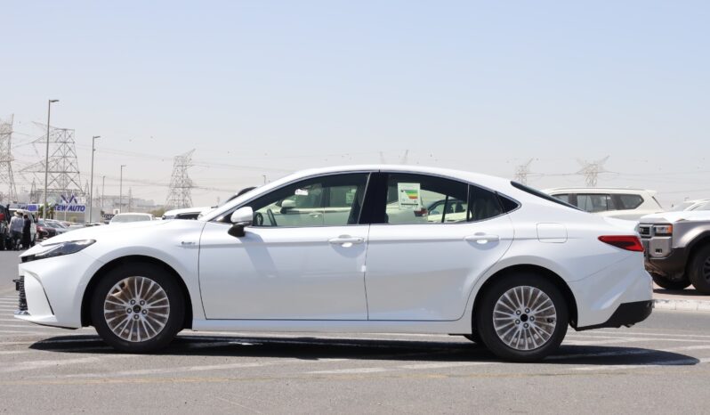 
								Toyota Camry – White full									