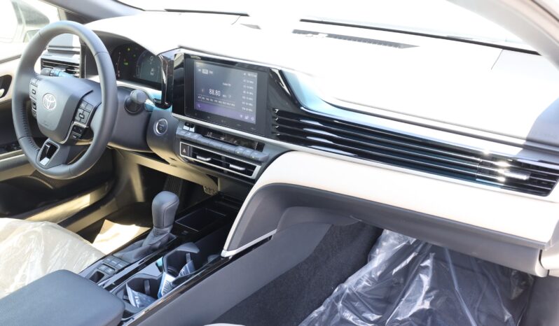 
								Toyota Camry – White full									