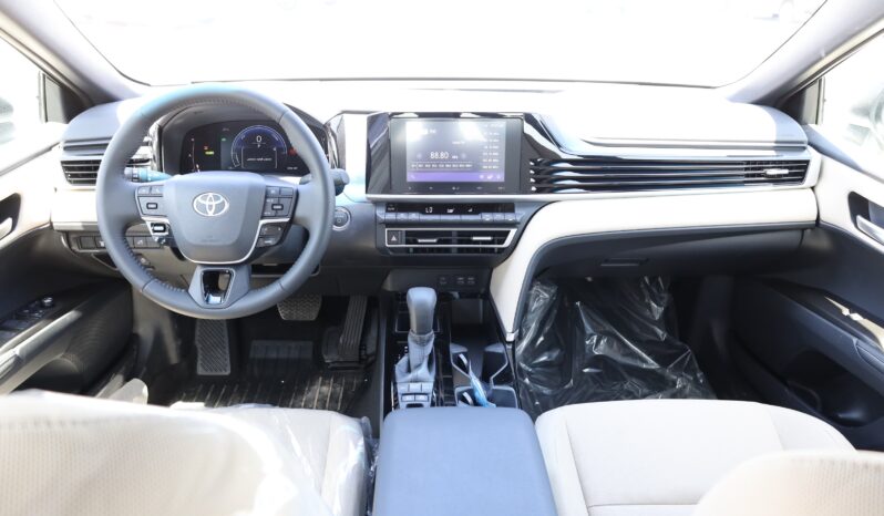 
								Toyota Camry – White full									