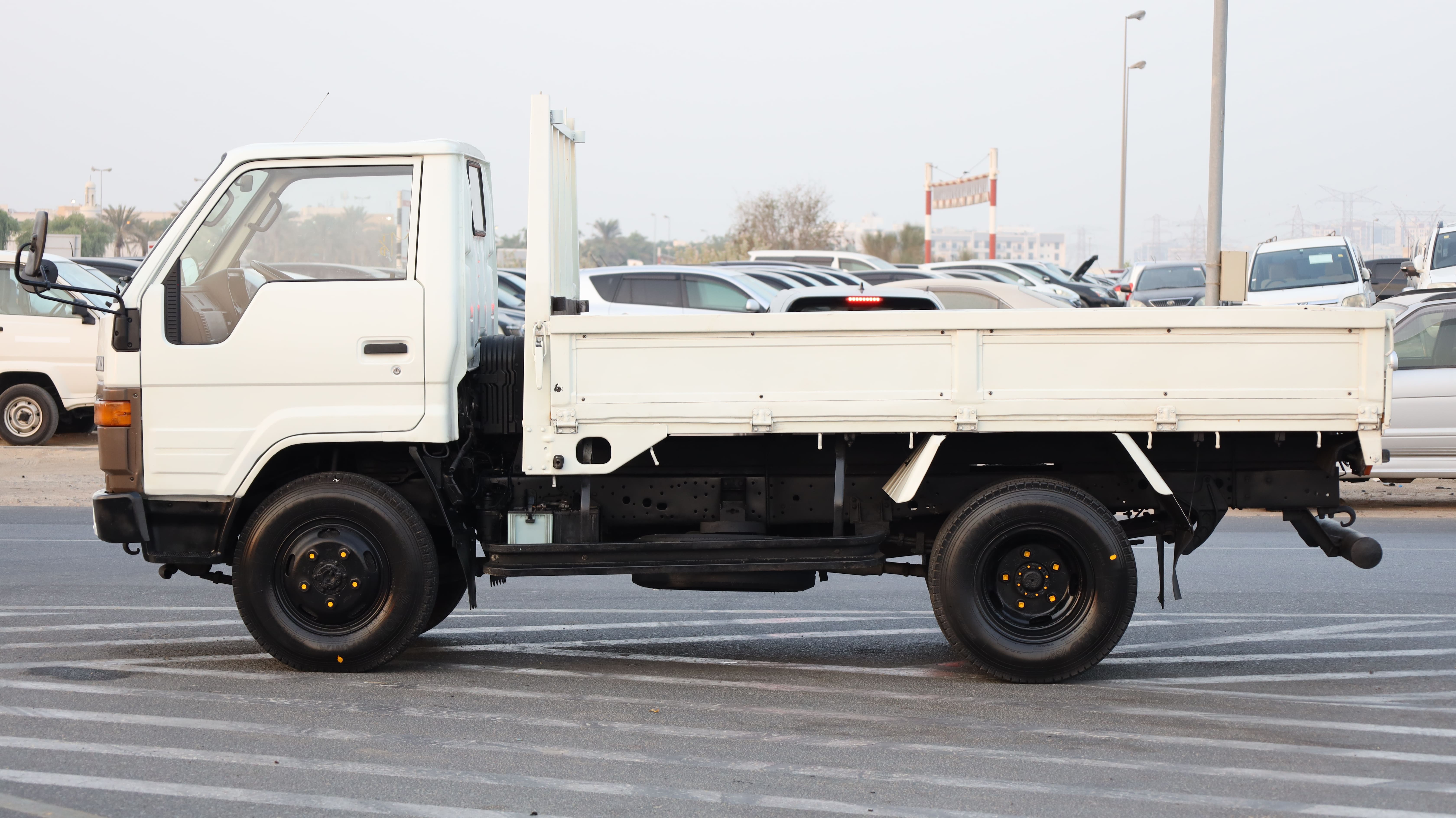 Toyota Dyna – Classic Two-Tone Flatbed Truck