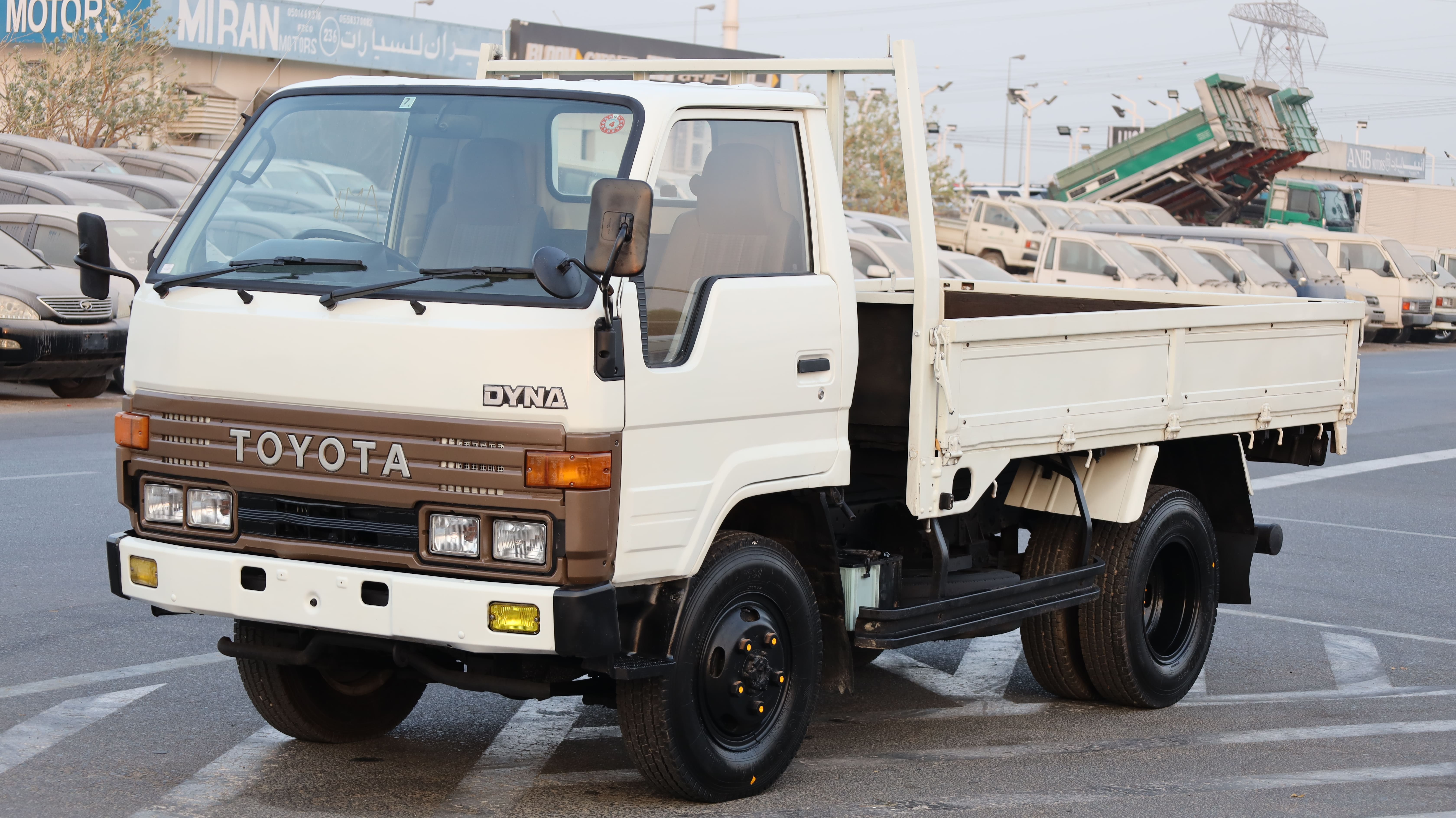 Toyota Dyna – Classic Two-Tone Flatbed Truck