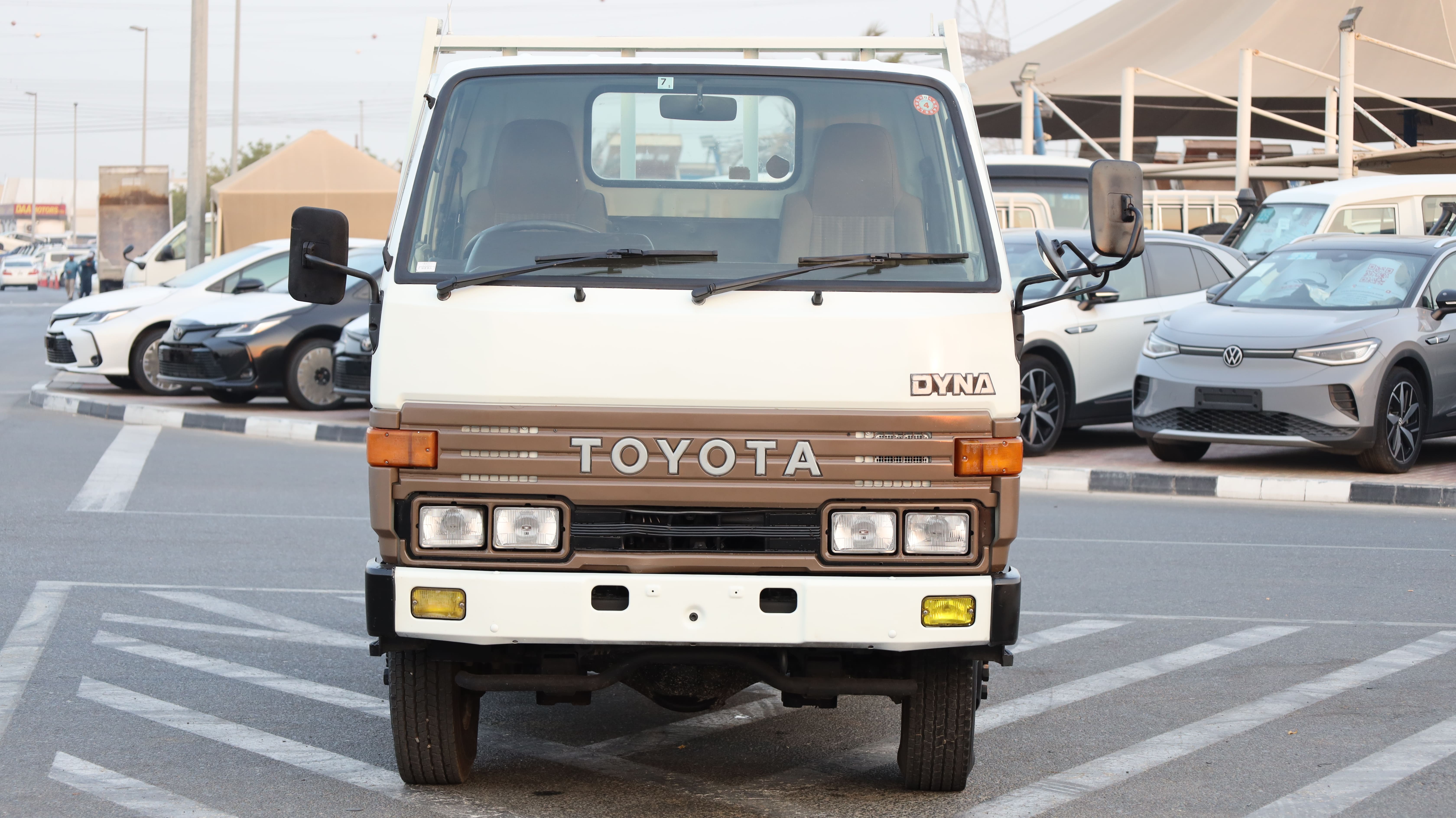 Toyota Dyna – Classic Two-Tone Flatbed Truck