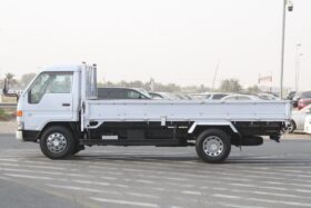 Mitsubishi Canter Long Truck white
