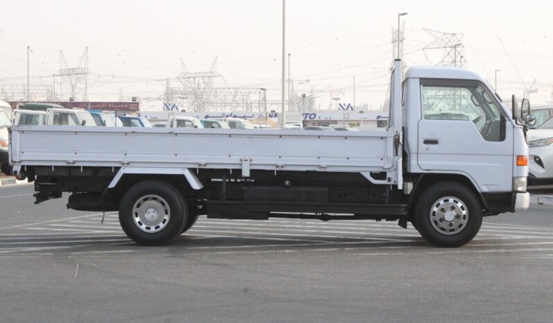 
								Mitsubishi Canter Long Truck white full									