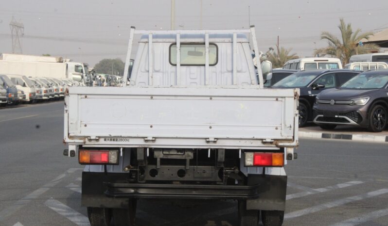 
								Mitsubishi Canter Long Truck white full									