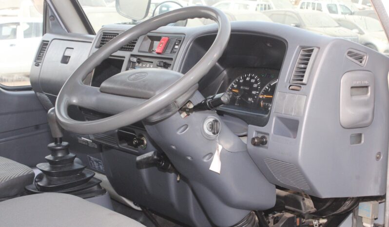 
								Mitsubishi Canter Long Truck white full									