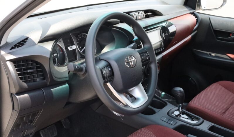 
								Toyota Hilux – White full									