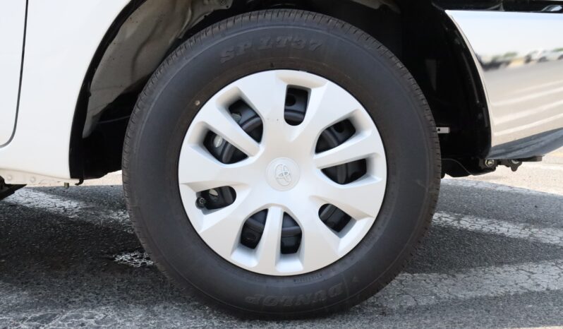 
								Toyota Hilux – White full									