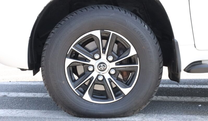 
								Toyota Land Cruiser White full									