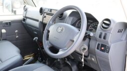 
										Toyota Land Cruiser 76 (70 Series)  White full									
