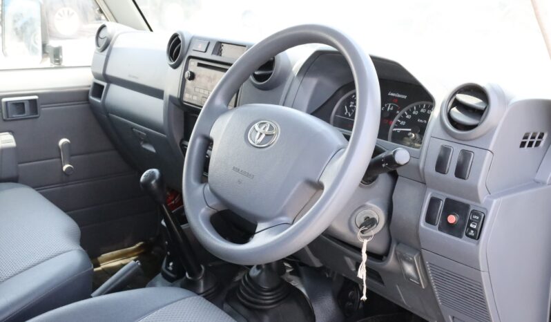 
								Toyota Land Cruiser 76 (70 Series)  White full									
