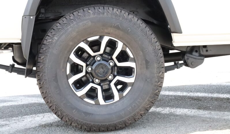 
								Toyota Land Cruiser 76 (70 Series)  White full									