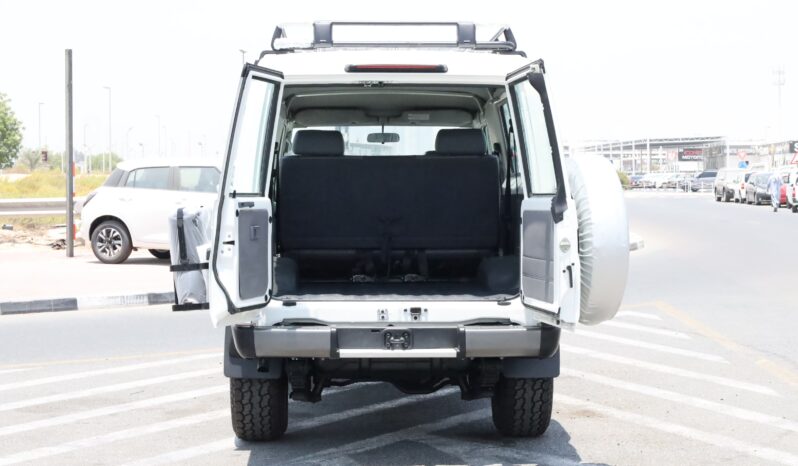 
								Toyota Land Cruiser 76 (70 Series)  White full									