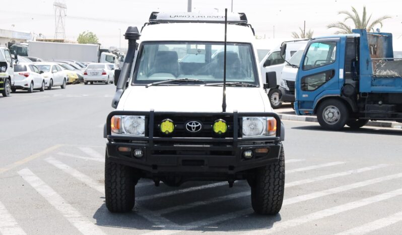 
								Toyota Land Cruiser 76 (70 Series)  White full									