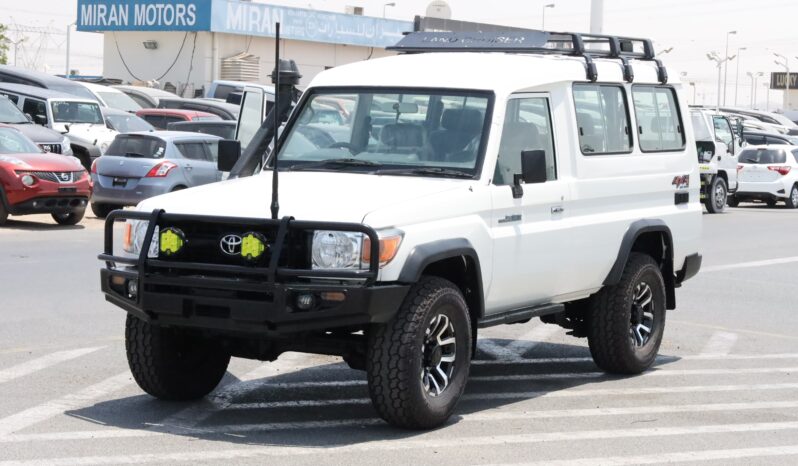 
								Toyota Land Cruiser 76 (70 Series)  White full									