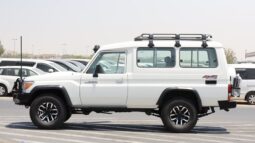 
										Toyota Land Cruiser 76 (70 Series)  White full									