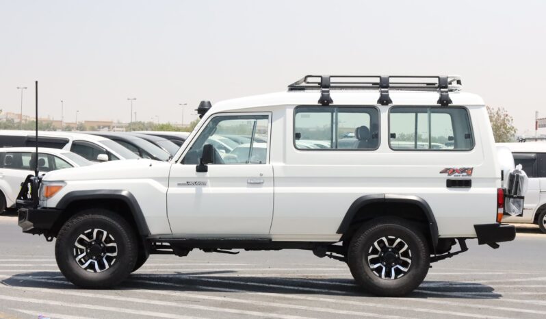 
								Toyota Land Cruiser 76 (70 Series)  White full									
