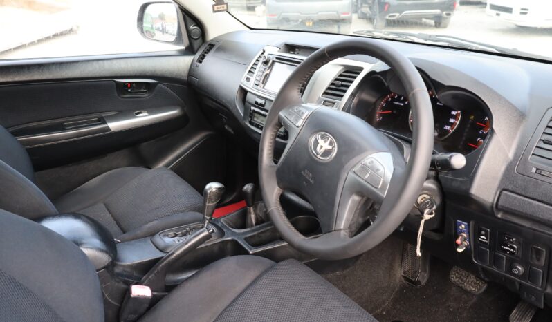 
								Toyota Hilux Vigo Champ  Silver full									