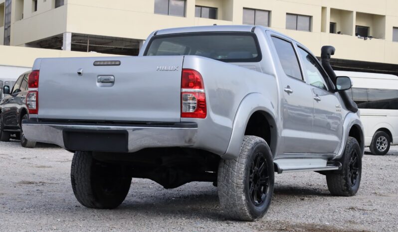 
								Toyota Hilux Vigo Champ  Silver full									