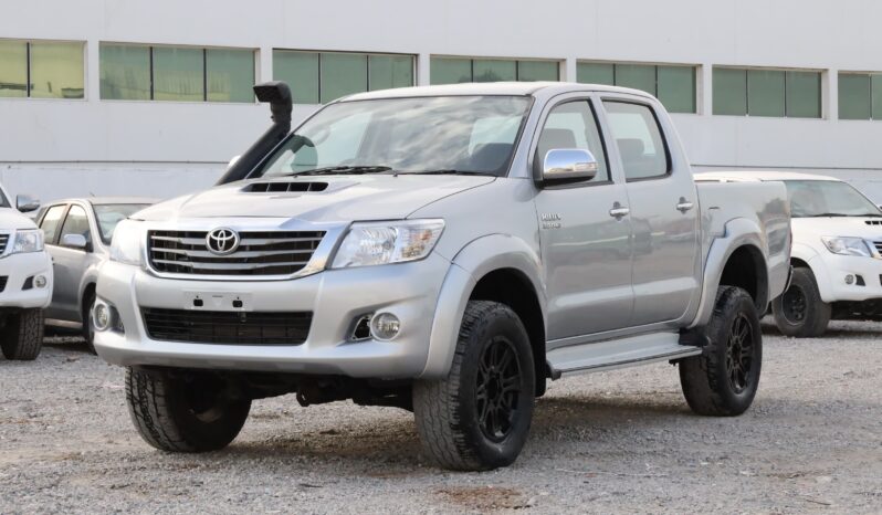 
								Toyota Hilux Vigo Champ  Silver full									