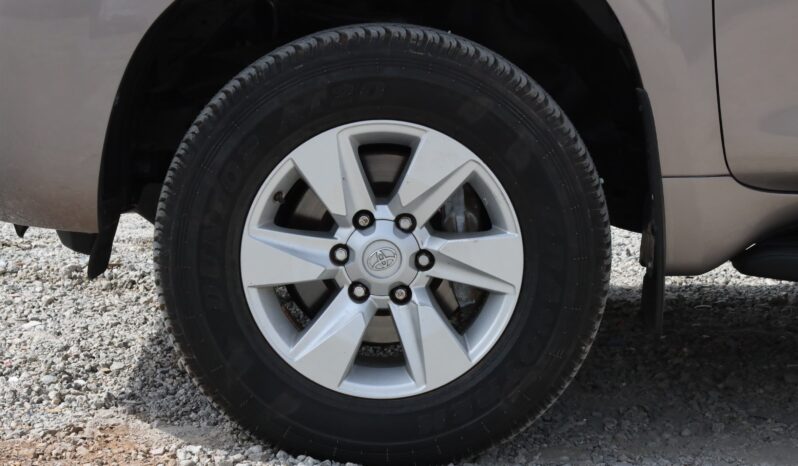 
								Toyota Land Cruiser Beige Metallic full									