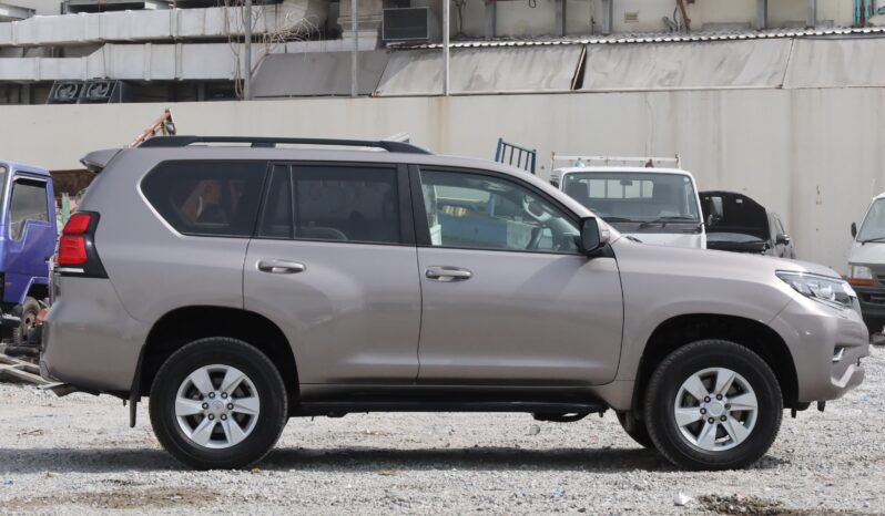 
								Toyota Land Cruiser Beige Metallic full									