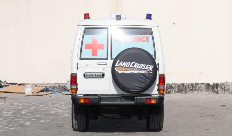 
								Toyota Land Cruiser Ambulance full									