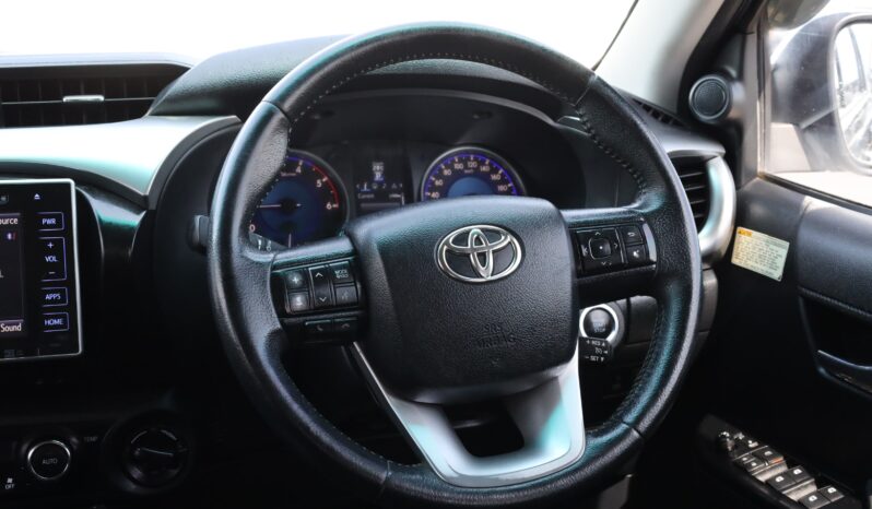 
								Toyota Hilux Double Cab Grey full									