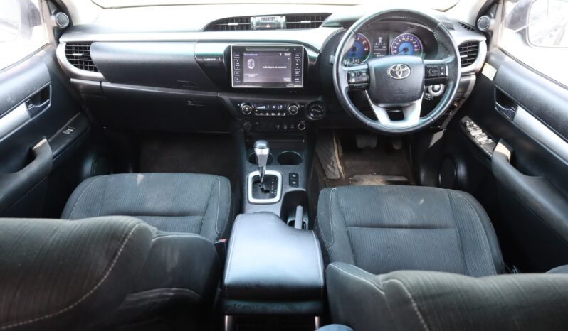 
								Toyota Hilux Double Cab Grey full									