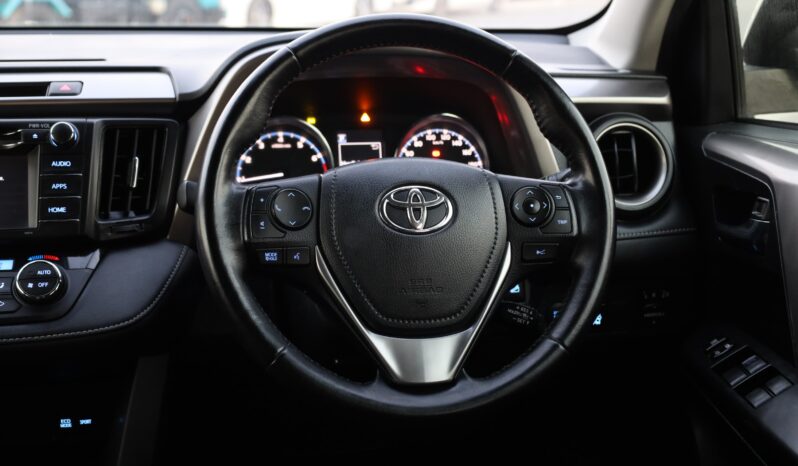 
								Toyota RAV4 XLE  White full									