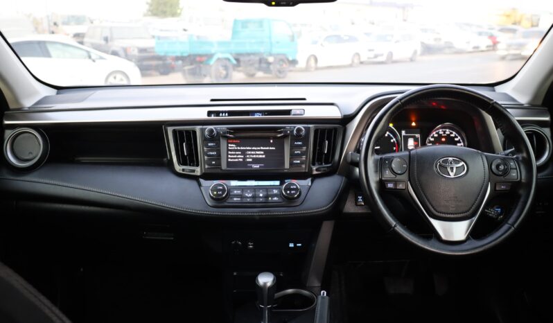 
								Toyota RAV4 XLE  White full									
