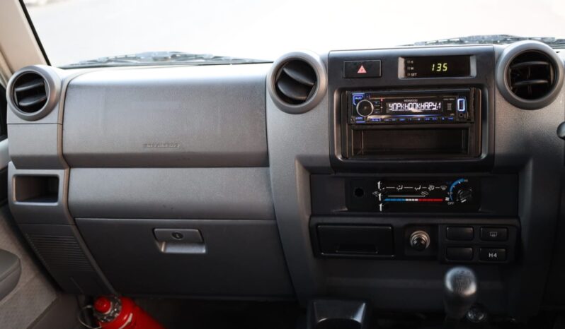 
								Toyota Land Cruiser Hardtop full									