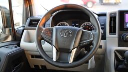 
										Toyota Hiace White Van full									