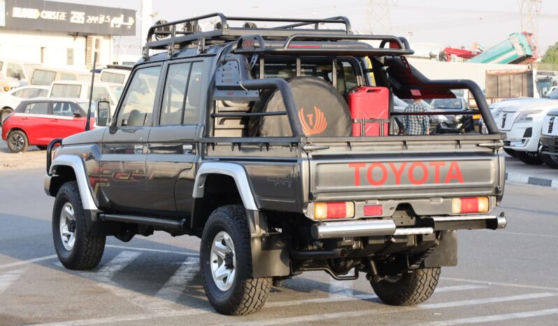 
								Toyota Land Cruiser Pickup Black full									