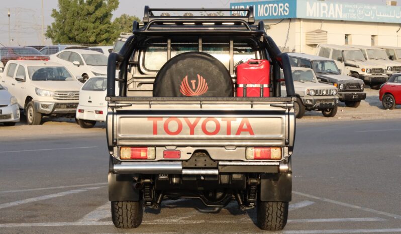 
								Toyota Land Cruiser Pickup Black full									