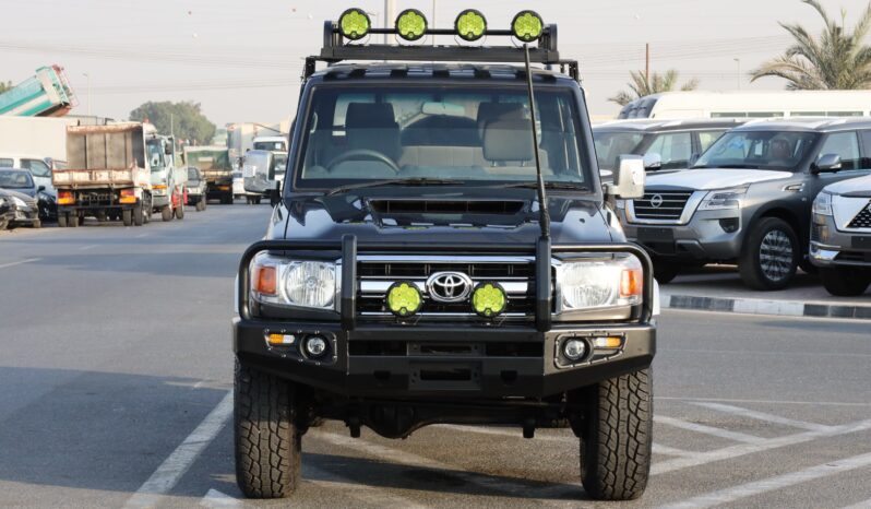 
								Toyota Land Cruiser Pickup Black full									