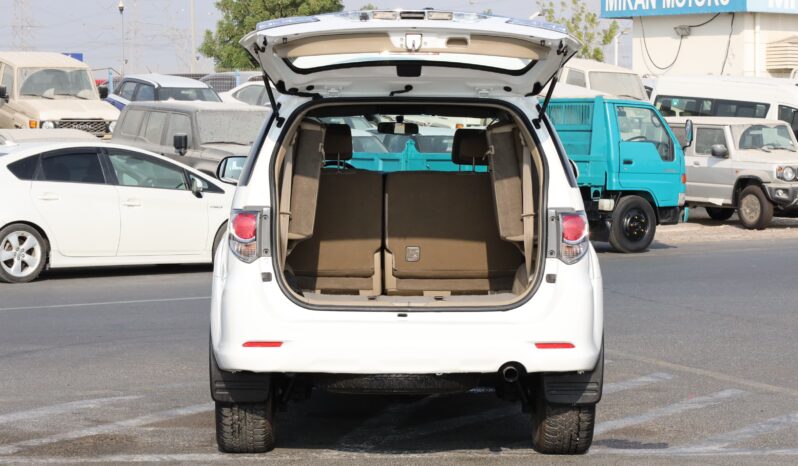 
								Toyota Fortuner  White full									