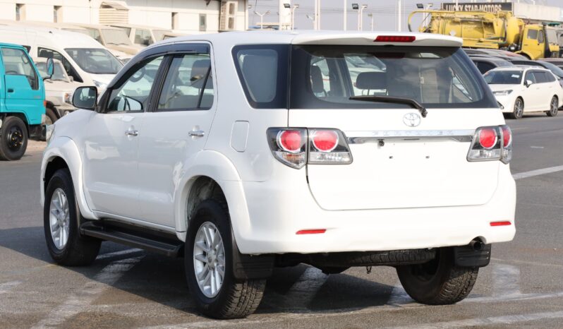 
								Toyota Fortuner  White full									