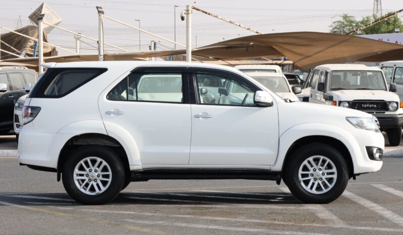 
								Toyota Fortuner  White full									