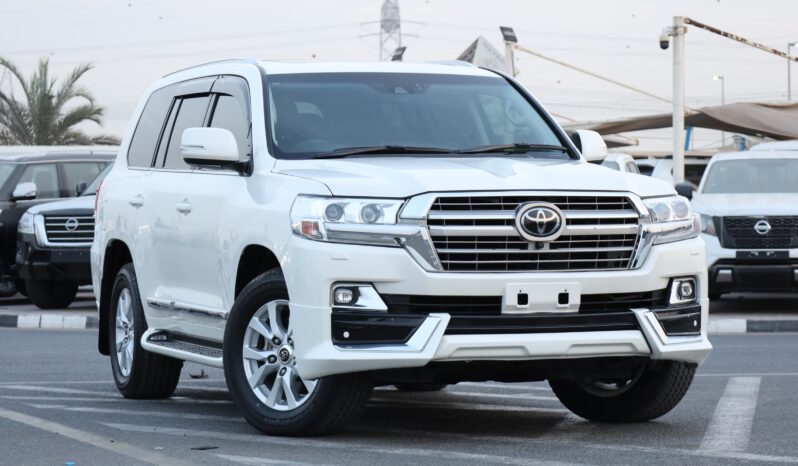 
								Toyota Land Cruiser VXR V8 White full									