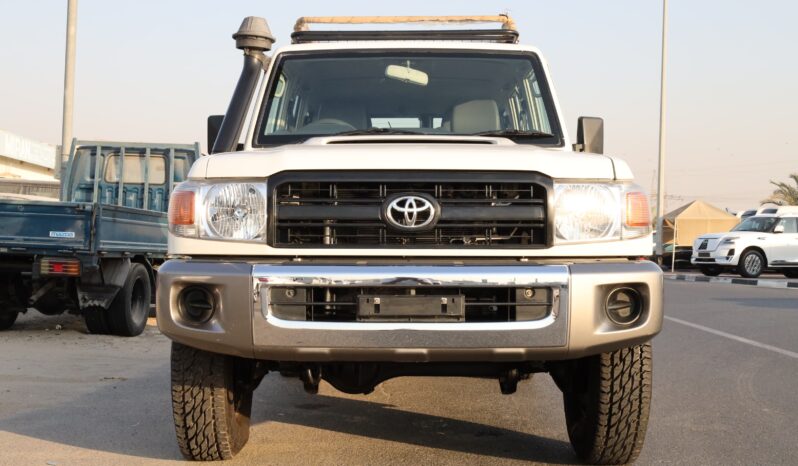 
								Toyota Land Cruiser 76 Hardtop White full									