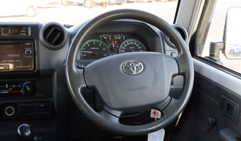 
								Toyota Land Cruiser 76 Hardtop White full									