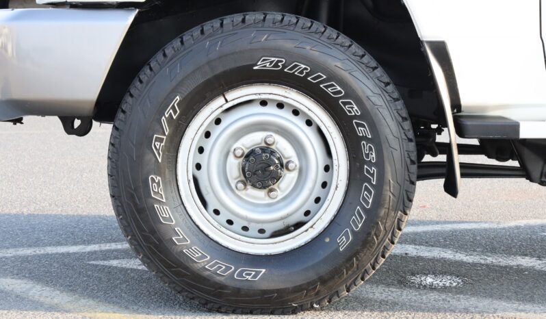 
								Toyota Land Cruiser 76 Hardtop White full									