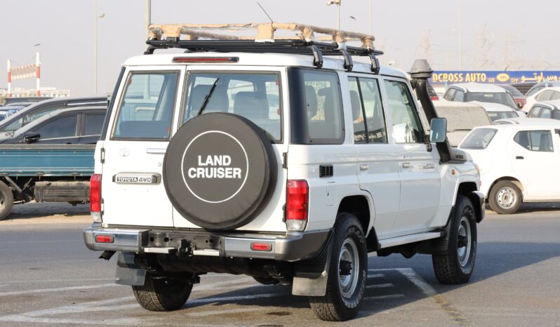 
								Toyota Land Cruiser 76 Hardtop White full									