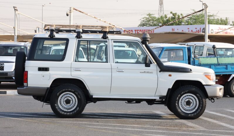 
								Toyota Land Cruiser 76 Hardtop White full									