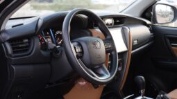 
										Toyota Fortuner Black full									