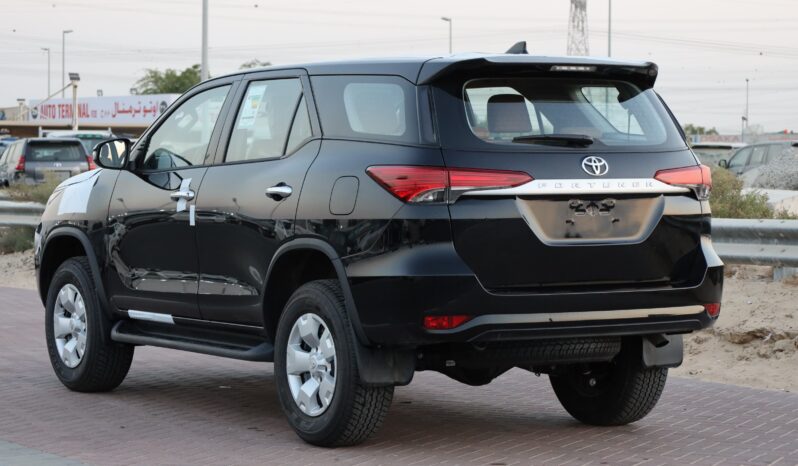 
								Toyota Fortuner Black full									