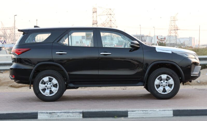 
								Toyota Fortuner Black full									