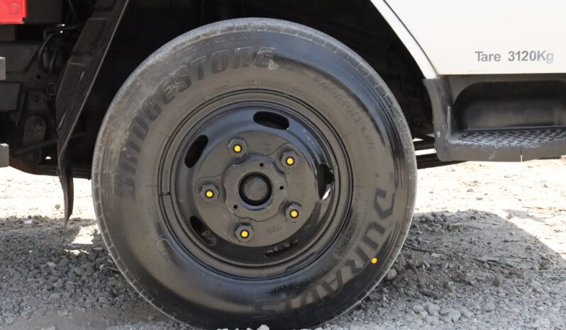 
								Toyota Canter white Red full									