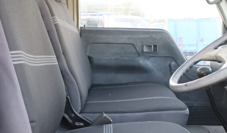 
								Toyota Fuso-style Canter – White full									